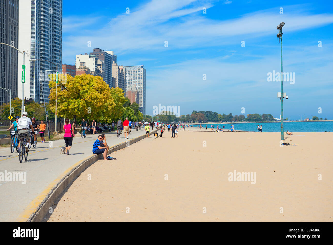 Oak Street Beach in Chicago und Blick auf Lake Michigan, Personen und Fahrräder Stockfoto