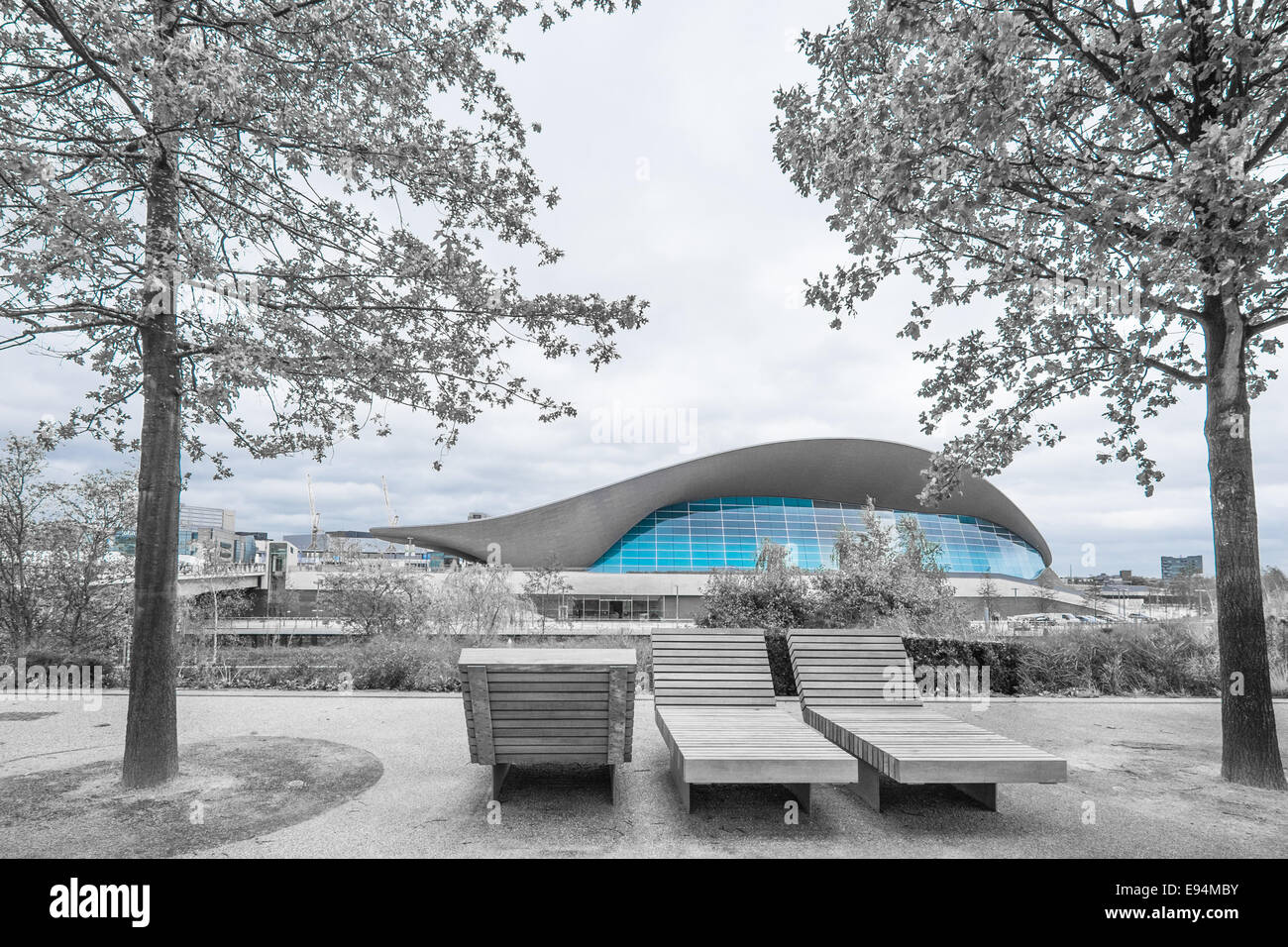 Das Aqua Zentrum, Queen Elizabeth Olympic Park, London, mit Infrarot-monochrome Wirkung. Stockfoto