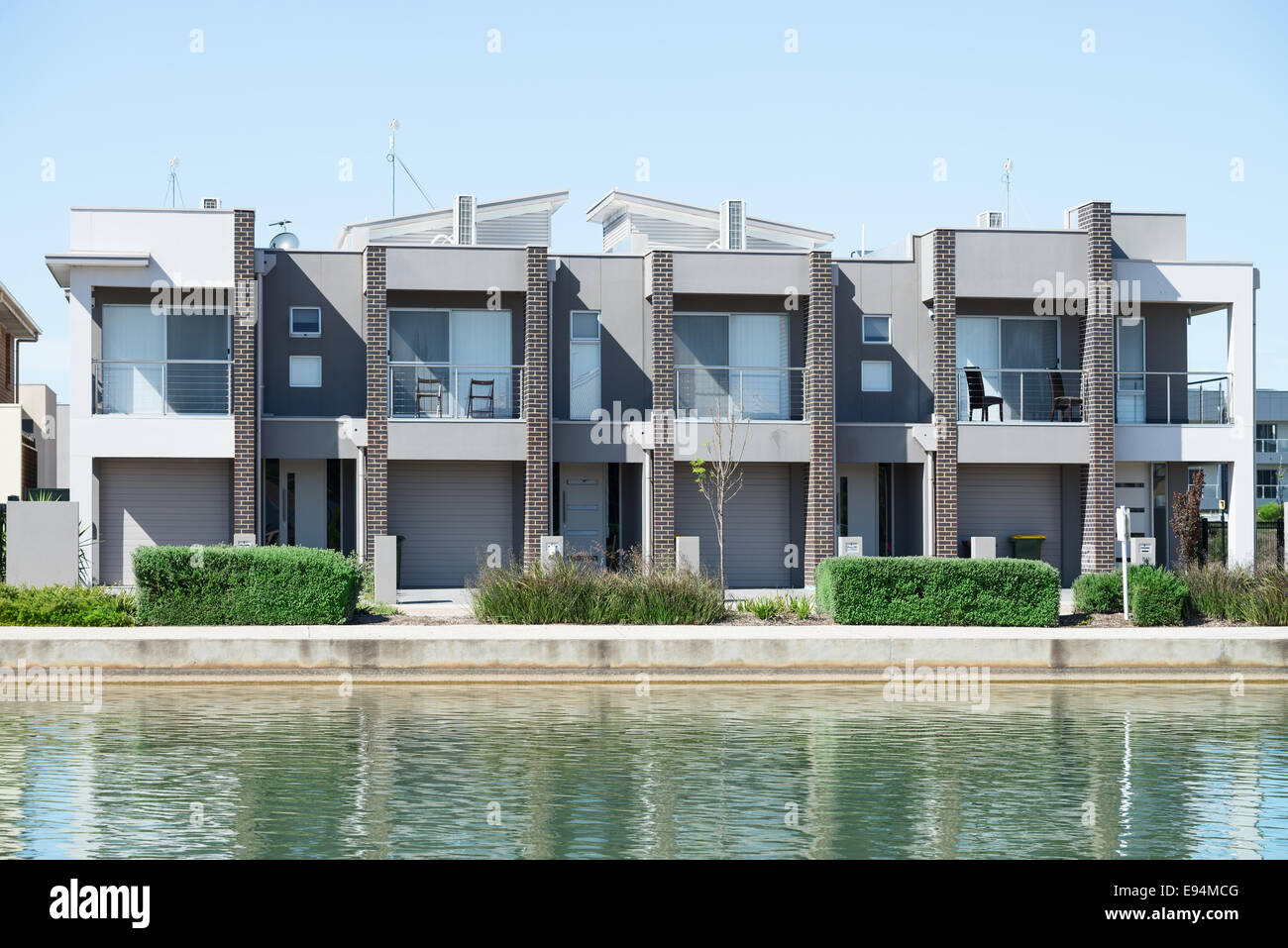 Typische Fassade eines modernen Vorort Stadthauses am Teich am Mittag Stockfoto