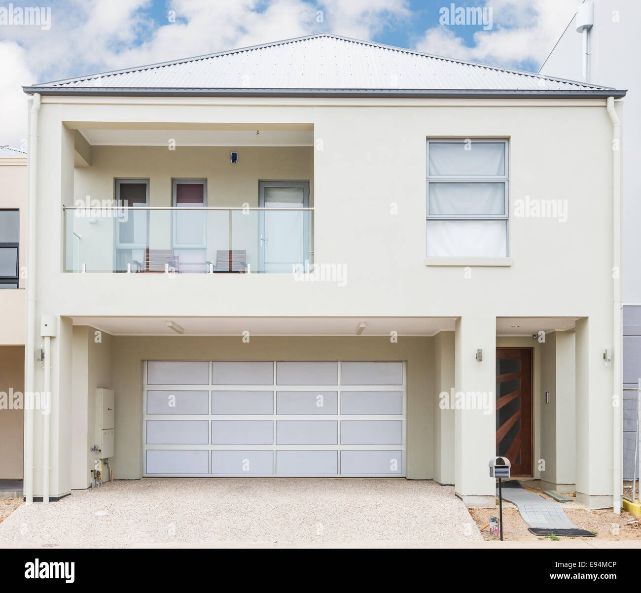 Typische Fassade ein modernes Vorstadthaus am Mittag Stockfoto