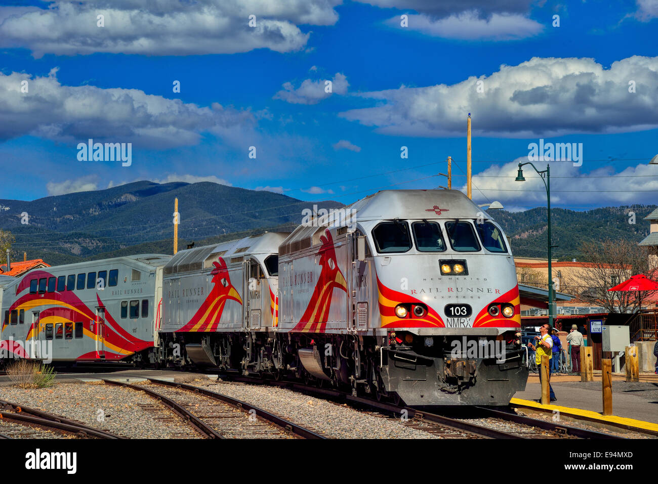 Die Commuter Rail Runner Express Zug herausziehen des Santa Fe Station Richtung Süden. Stockfoto