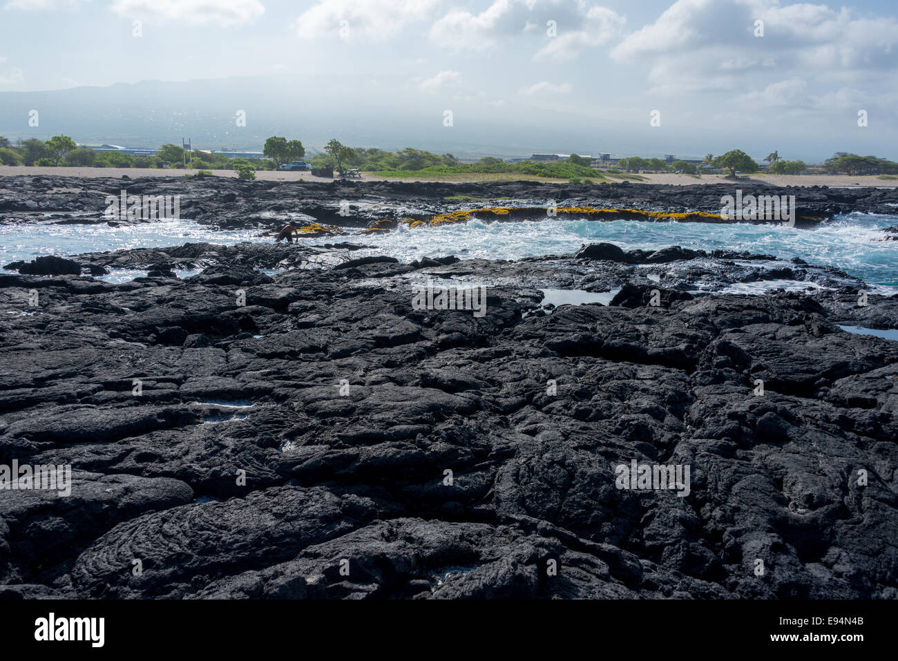 Lava Rock Landschaft Big Island Hawaii Ozean Wolken bewölkter Tag blau schwarz Strand Erholung Stockfoto