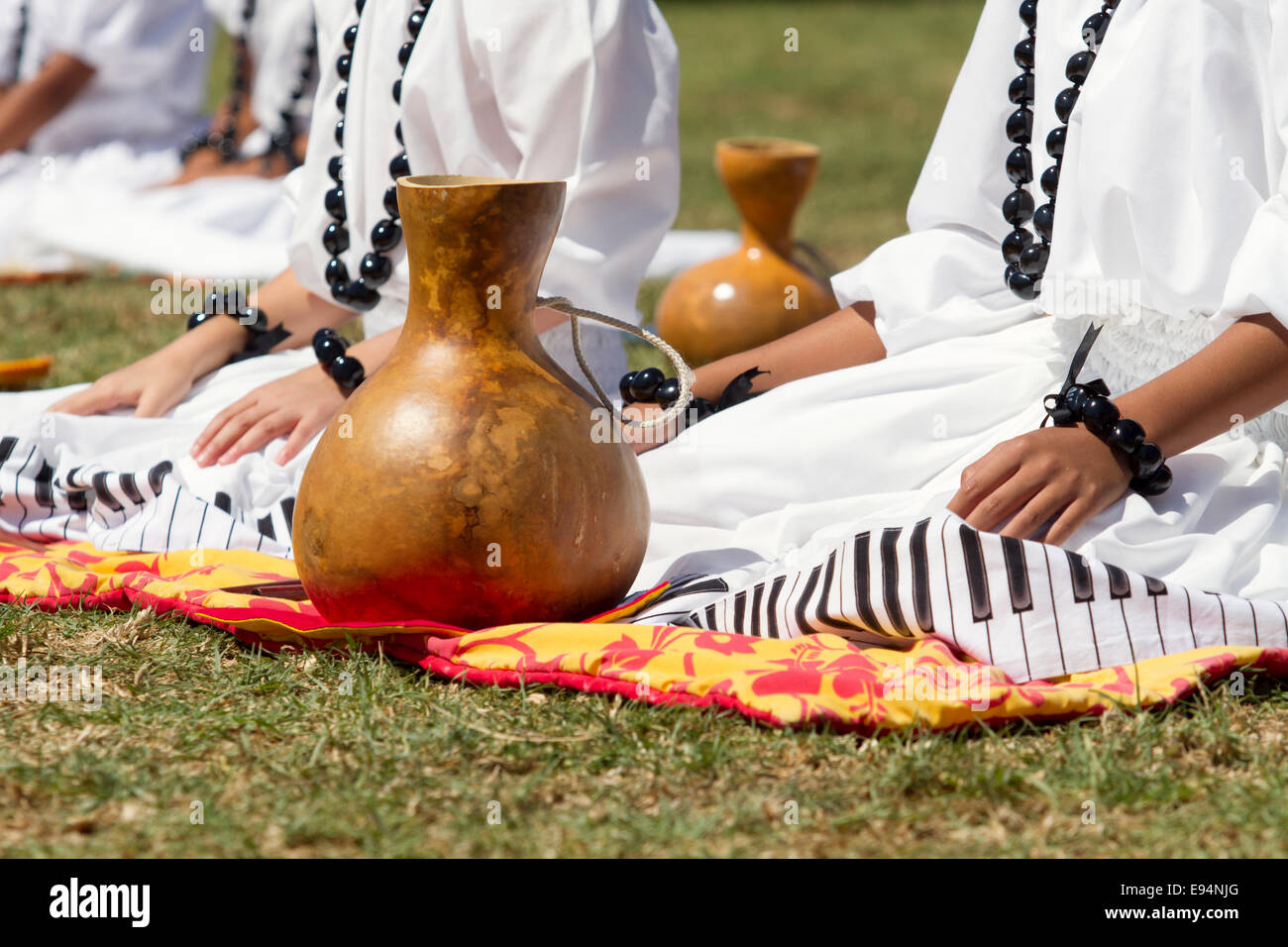 Hawaiianische Tänzer sitzt neben Hawaii Kürbisse Stockfoto
