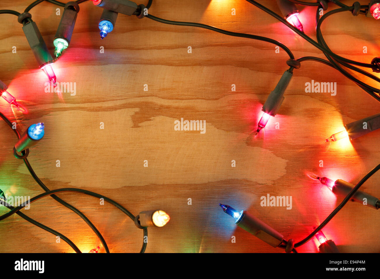 Nahaufnahme der Weihnachtsbeleuchtung Glühen auf Holz Stockfoto