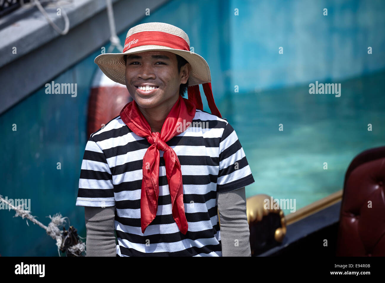 Lächelnde Gondoliere in traditioneller Kleidung. Stockfoto