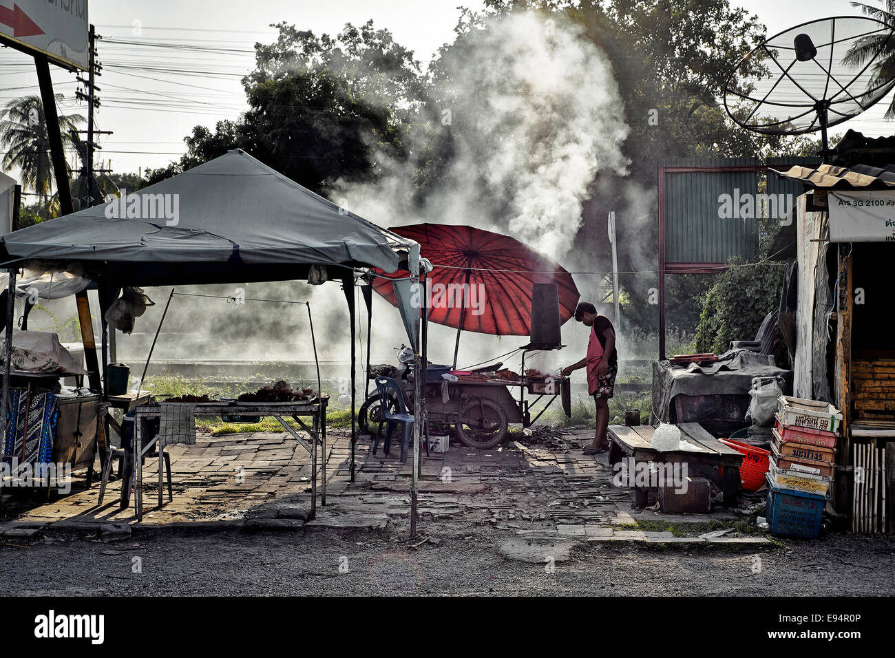 Thai Street Vendor Zubereitung von Speisen. Zweifelhafte Aufmerksamkeit auf die Hygiene.  S. E. Asien Thailand Stockfoto