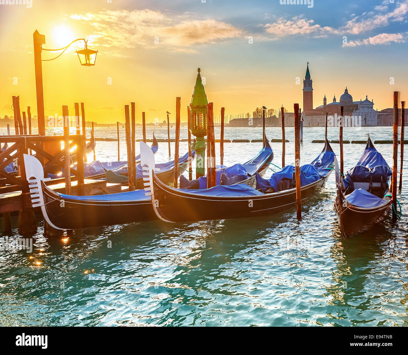 Venezianische Gondeln bei Sonnenaufgang Stockfoto