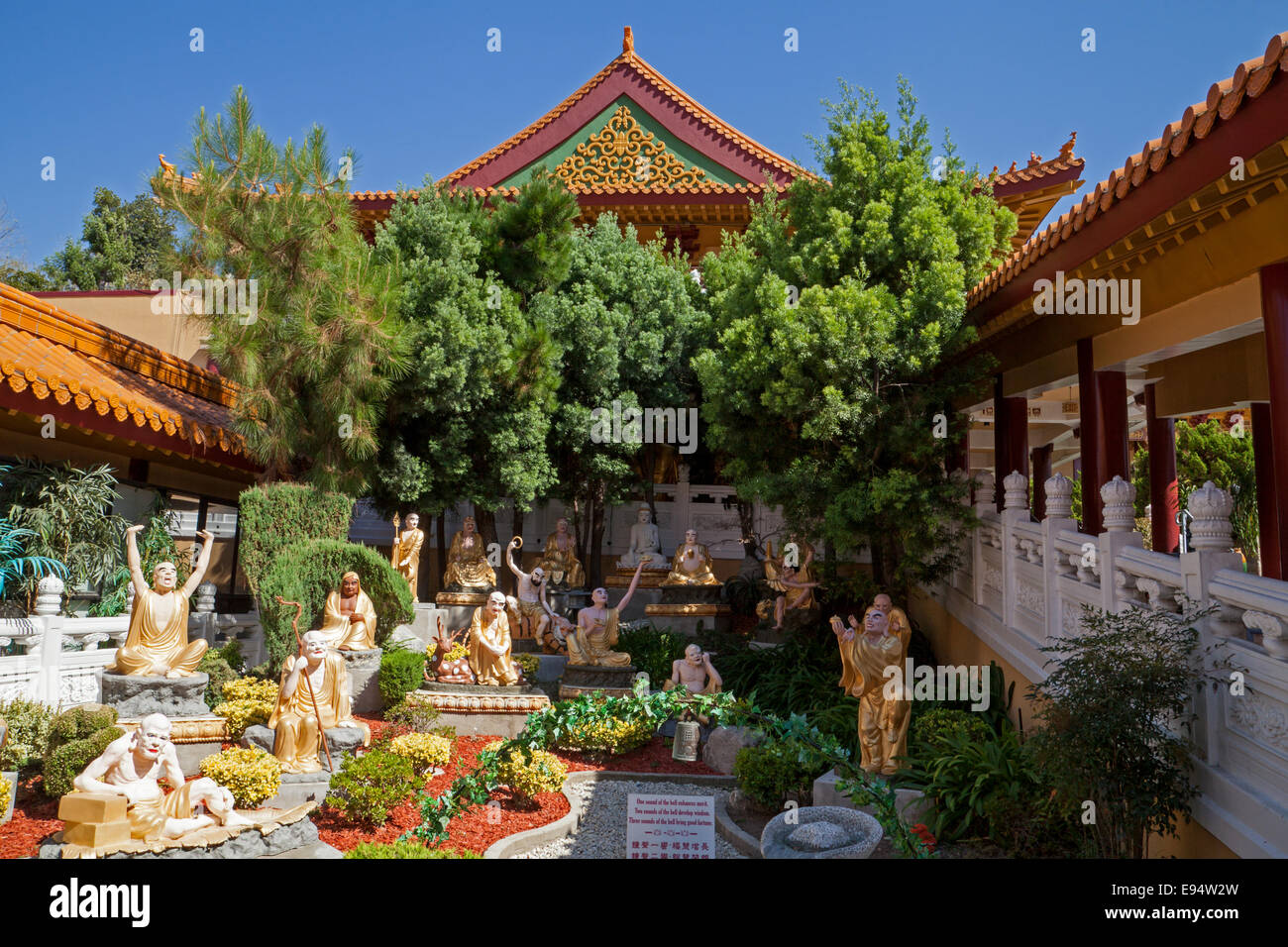 Der Arhat-Garden befindet sich auf der linken Seite des Tempels Hsi Lai, Hacienda Heights, Kalifornien, USA Stockfoto