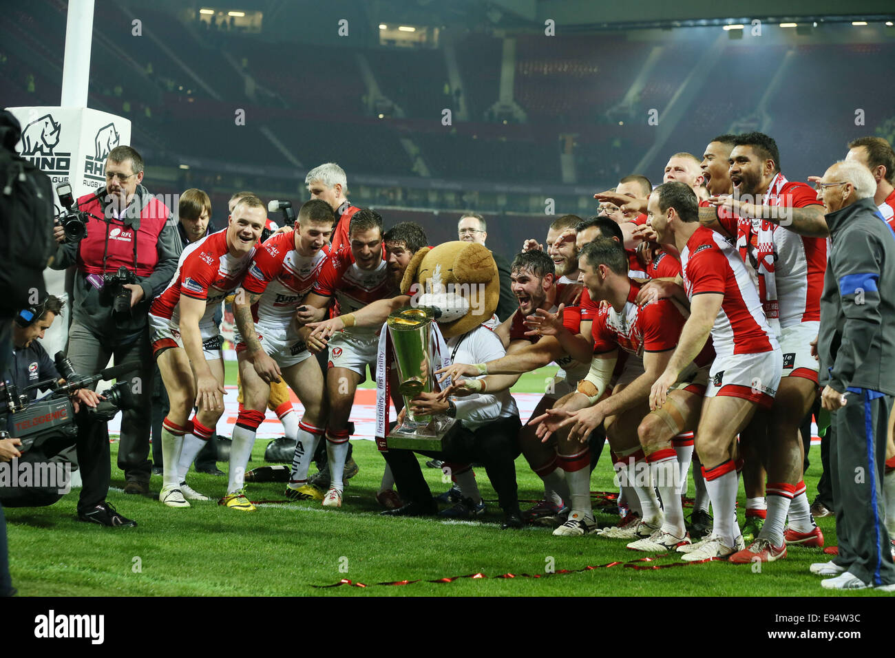 Manchester, UK. 11. Oktober 2014. St Helens feiern mit der Trophäe beim End - erste Utility Super League Grand Final - St Helens V Wigan Warriors - Stadion Old Trafford - Manchester - England 11. Oktober 2014 - © Paul Currie/Sportimage/Csm/Alamy Live-Nachrichten Stockfoto