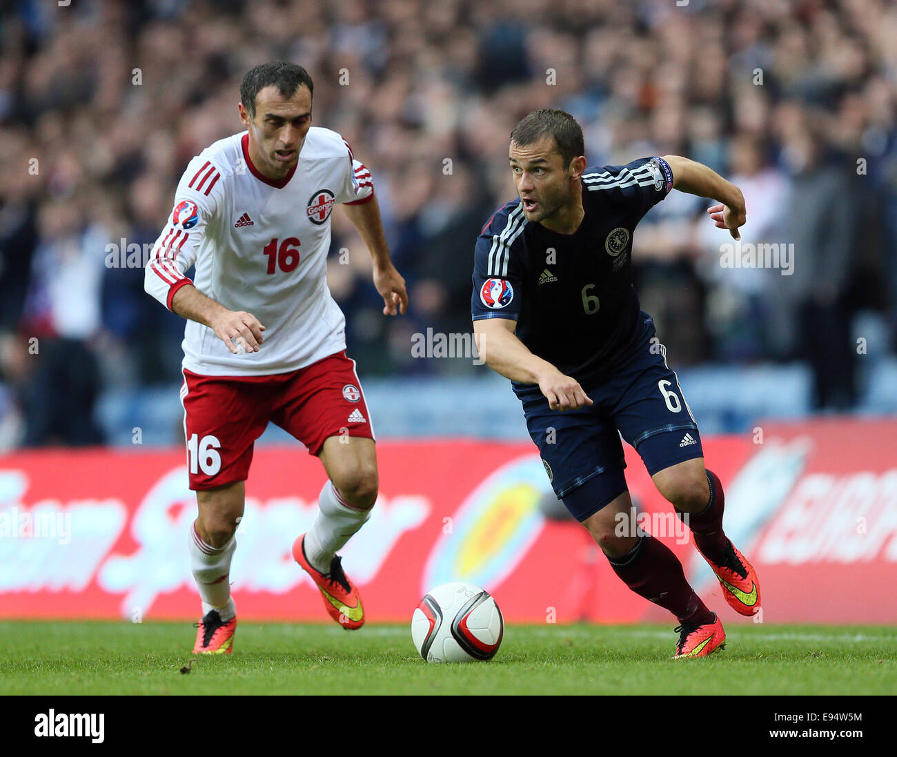 Glasgow, Vereinigtes Königreich. 11. Oktober 2014. David Kvirkveliav von Georgien und Shaun Maloney von Schottland - Euro 2016 Qualifying - Schottland Vs Georgien - Ibrox Stadium - Glasgow - Schottland 11. Oktober 2014 - © Simon Bellis/Sportimage/Csm/Alamy Live-Nachrichten Stockfoto