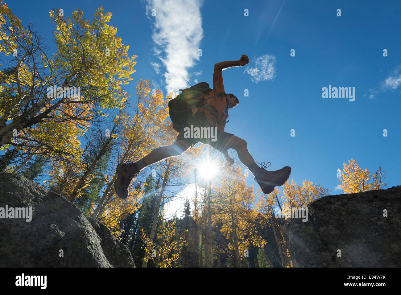 Backpacker von Felsblock zu Felsblock am Talus Hang in Oregon Wallowa Mountians springen. Stockfoto