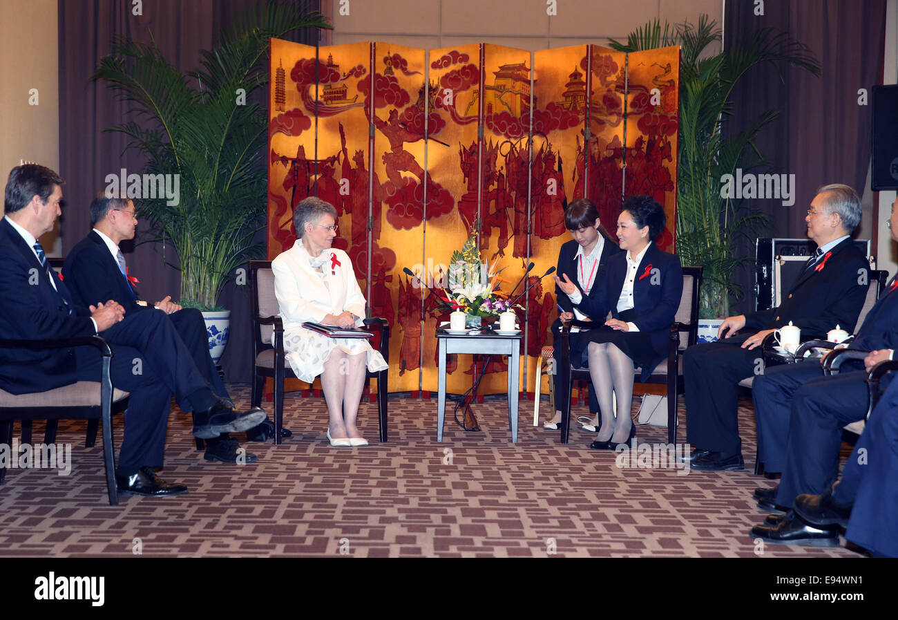 Peking, China. 20. Oktober 2014. Chinesischen Staatspräsidenten Xi Jinping Frau Peng Liyuan, die die Weltgesundheitsorganisation (WHO) die Goodwill-Botschafter für Tuberkulose und HIV/AIDS ist, trifft sich mit ausländischen Wissenschaftlern an der 2014 Nationalkonferenz über HIV/AIDS, in Peking, Hauptstadt von China, 20. Oktober 2014. © Yao Dawei/Xinhua/Alamy Live-Nachrichten Stockfoto