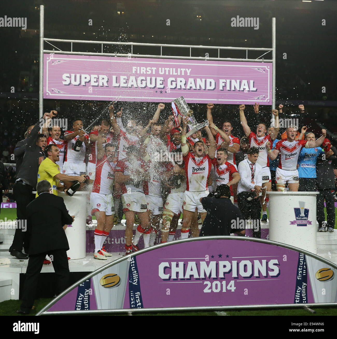 Manchester, UK. 11. Oktober 2014. St Helens feiern ersten Dienstprogramm Super League Grand Final - St Helens V Wigan Warriors - Stadion Old Trafford - Manchester - England 11. Oktober 2014 - © Paul Currie/Sportimage/Csm/Alamy Live News Stockfoto