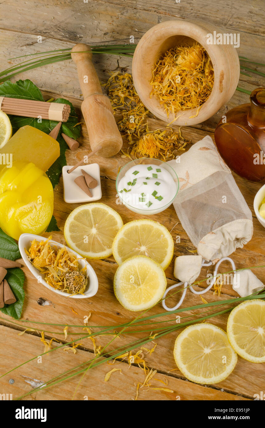 Naturkosmetik mit Ringelblume als Zutat Stockfoto