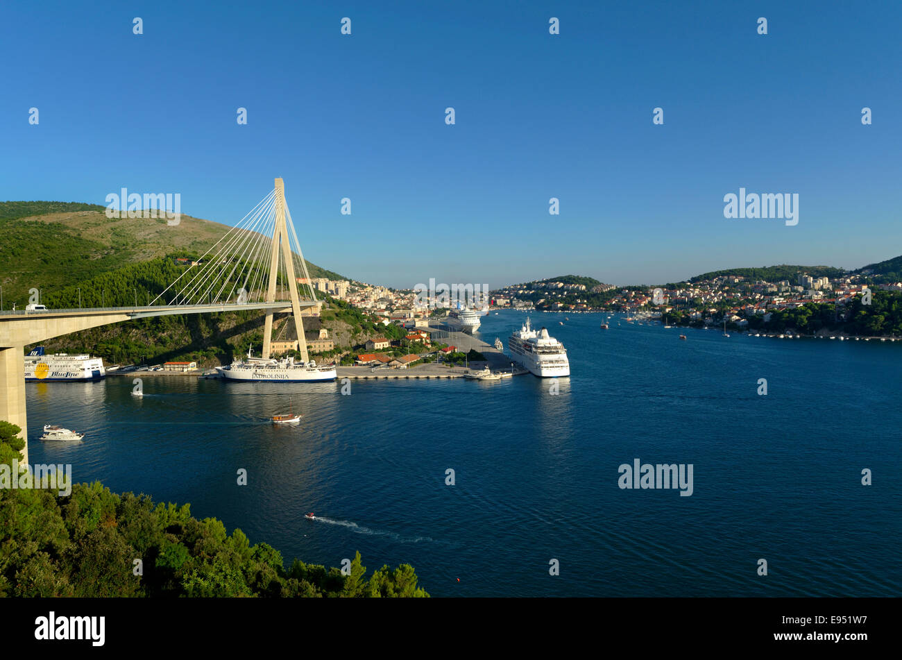 Kreuzfahrt Schiffe und Hafen Gruž in Dubrovnik in Kroatien, Brücke, die von Norden nach Süden die Autobahn über den Fluss Ombla, Stockfoto