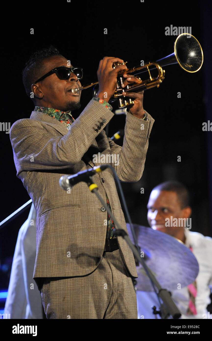 Prerov, Tschechische Republik. 18. Oktober 2014. Trompeter Roy Hargrove spielt mit seiner Quintent beim tschechoslowakischen Jazz Festival in Prerov, Tschechische Republik, 18. Oktober 2014. © Ludek Perina/CTK Foto/Alamy Live-Nachrichten Stockfoto