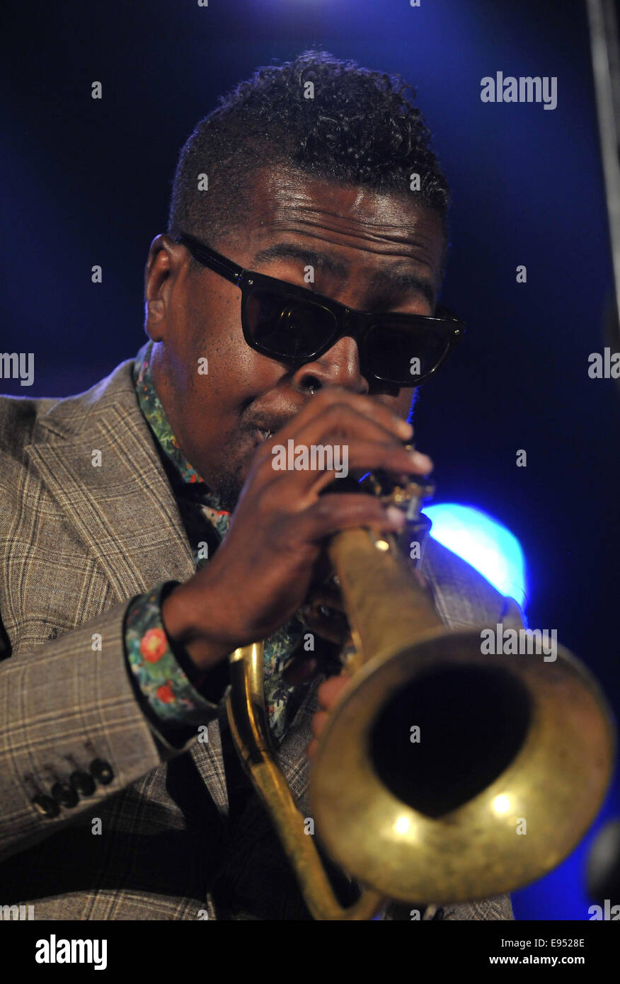 Prerov, Tschechische Republik. 18. Oktober 2014. Trompeter Roy Hargrove spielt mit seiner Quintent beim tschechoslowakischen Jazz Festival in Prerov, Tschechische Republik, 18. Oktober 2014. © Ludek Perina/CTK Foto/Alamy Live-Nachrichten Stockfoto