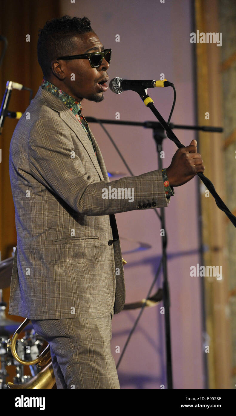 Prerov, Tschechische Republik. 18. Oktober 2014. Trompeter Roy Hargrove spielt mit seiner Quintent beim tschechoslowakischen Jazz Festival in Prerov, Tschechische Republik, 18. Oktober 2014. © Ludek Perina/CTK Foto/Alamy Live-Nachrichten Stockfoto