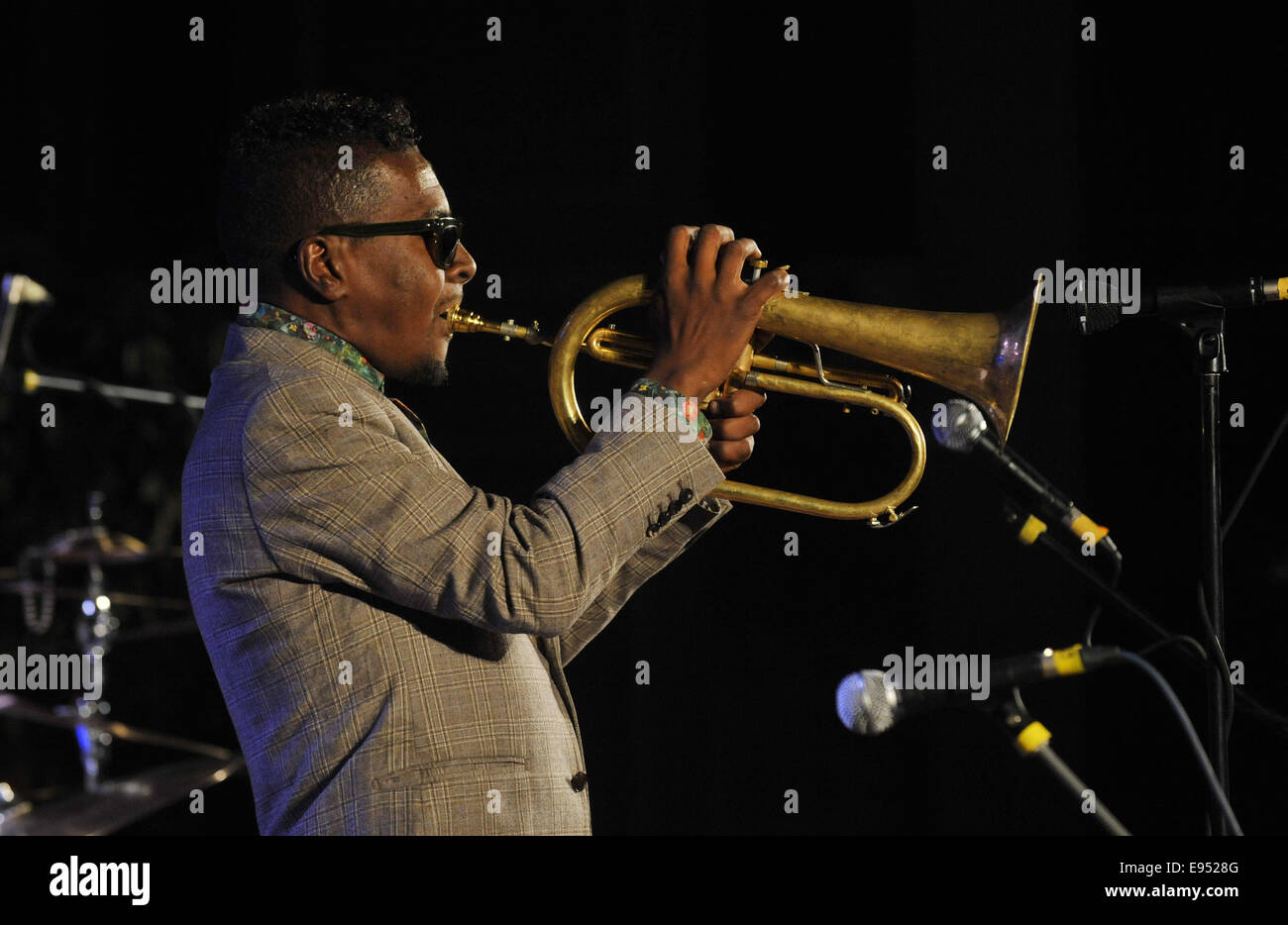 Prerov, Tschechische Republik. 18. Oktober 2014. Trompeter Roy Hargrove spielt mit seiner Quintent beim tschechoslowakischen Jazz Festival in Prerov, Tschechische Republik, 18. Oktober 2014. © Ludek Perina/CTK Foto/Alamy Live-Nachrichten Stockfoto