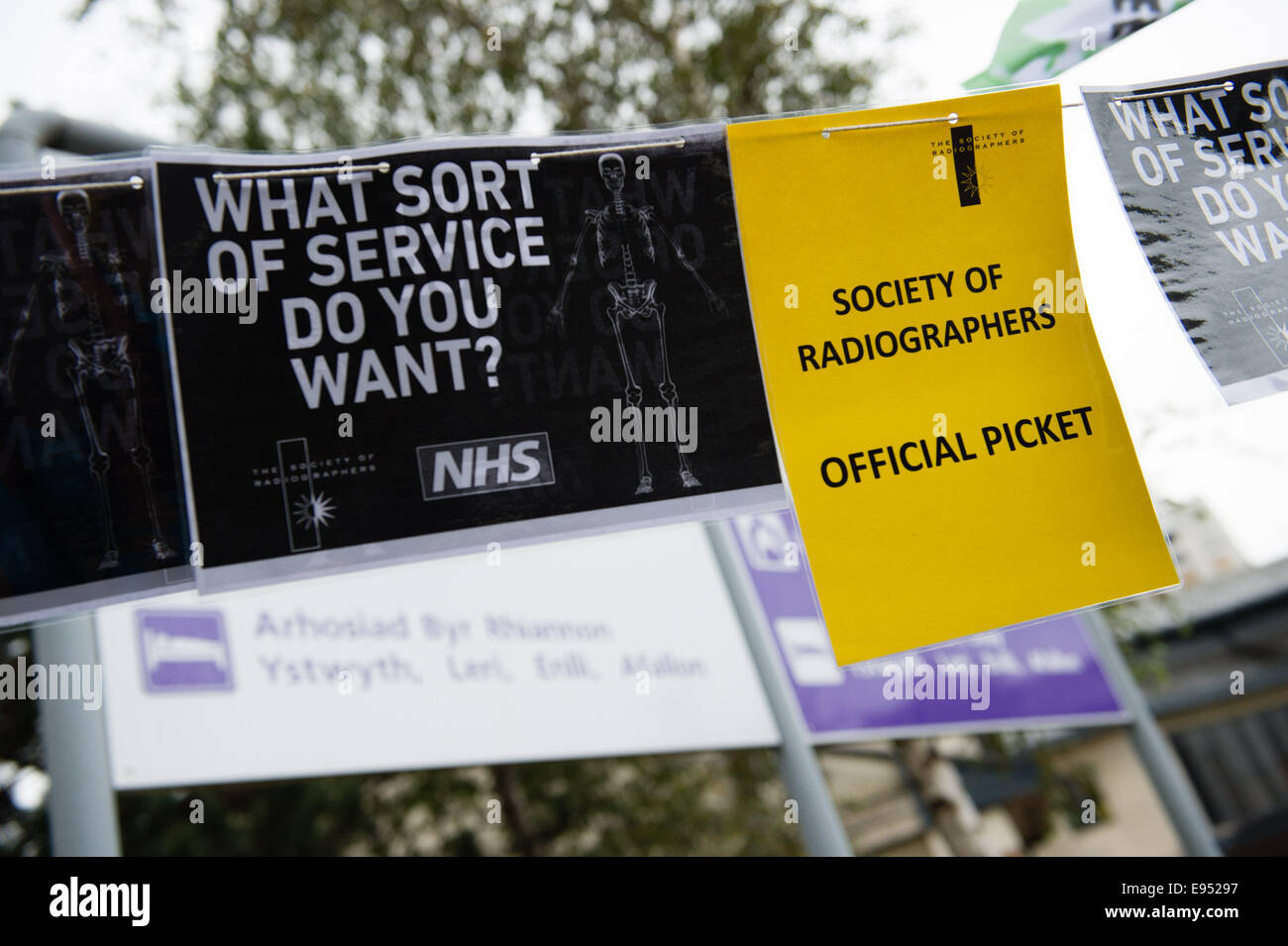 Aberystwyth, Wales UK, Montag, 20. Oktober 2014 Mitglieder der Gesellschaft Röntgenassistenten auf Streik und Streikposten vor dem Eingang Bronglais General Hospital, Aberystwyth.   Die Angestellten, die das NHS Krankenhaus Röntgenabteilungen betreiben sind in Streit über nationalen Lohnniveaus und werden auf Streik von 09:00 to1pm heute Photo Credit: Keith Morris / Alamy Live News Stockfoto