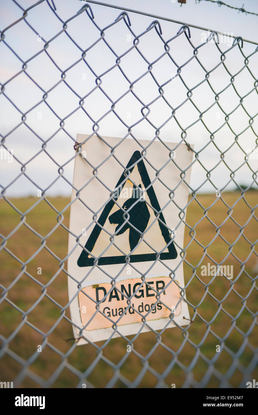 Eine Wache Hunde Warnschild auf dem Zaun der militärischen Schießplatz in Lydd. Stockfoto