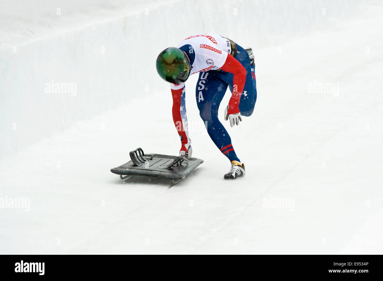 Skelett Racer im Eiskanal, Skeleton WM 2013, St. Moritz, Engadin, Graubünden, Schweiz Stockfoto