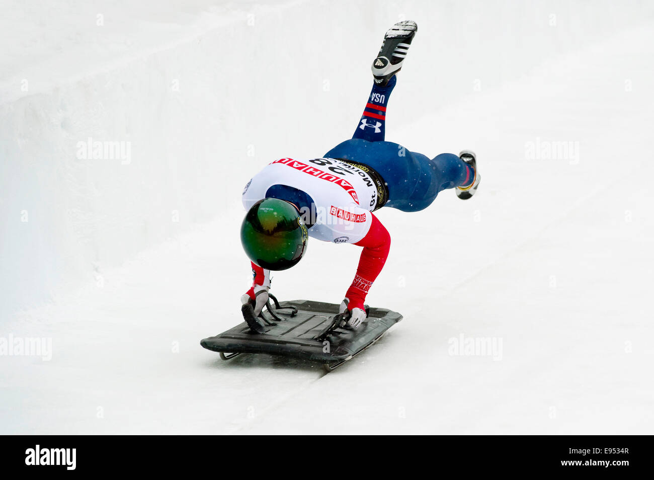 Skelett Racer im Eiskanal, Skeleton WM 2013, St. Moritz, Engadin, Graubünden, Schweiz Stockfoto