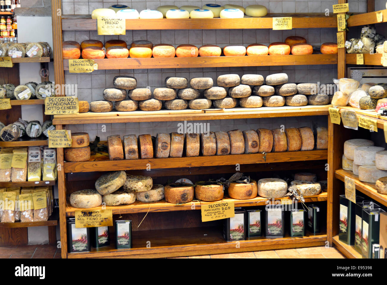 Pecorino-Käse auf den Verkauf in einem Spezial Shop, Pienza, Provinz Siena, Toskana, Italien Stockfoto