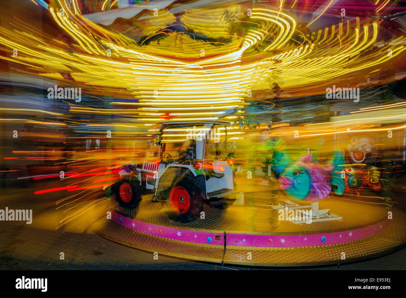 Kinderkarussell in Bewegung, Nachtaufnahme, Langzeitbelichtung, Weihnachtsmarkt, Düsseldorf, Nordrhein-Westfalen, Deutschland Stockfoto