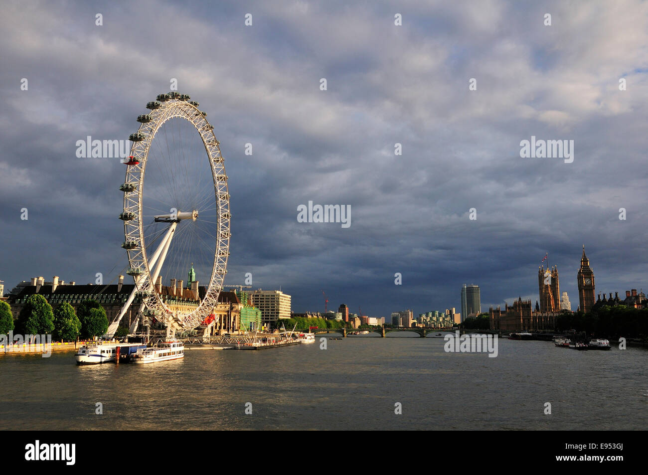 Blick von der Hungerford Bridge über die Themse und das London Eye, London, England, Vereinigtes Königreich Stockfoto