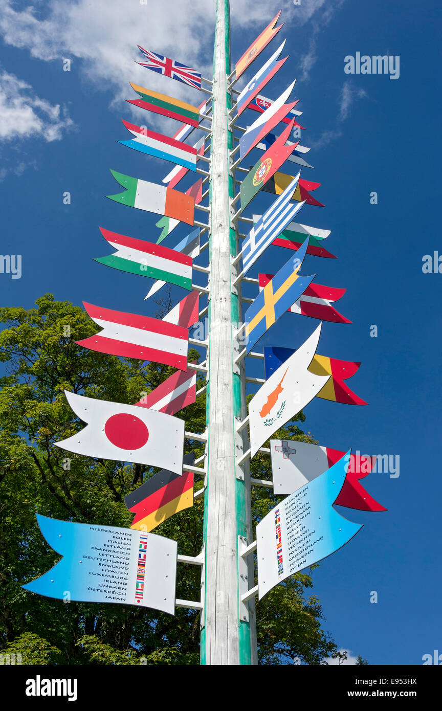 Maibaum mit internationalen Länderflaggen in Steingaden, Upper Bavaria, Bavaria, Germany Stockfoto