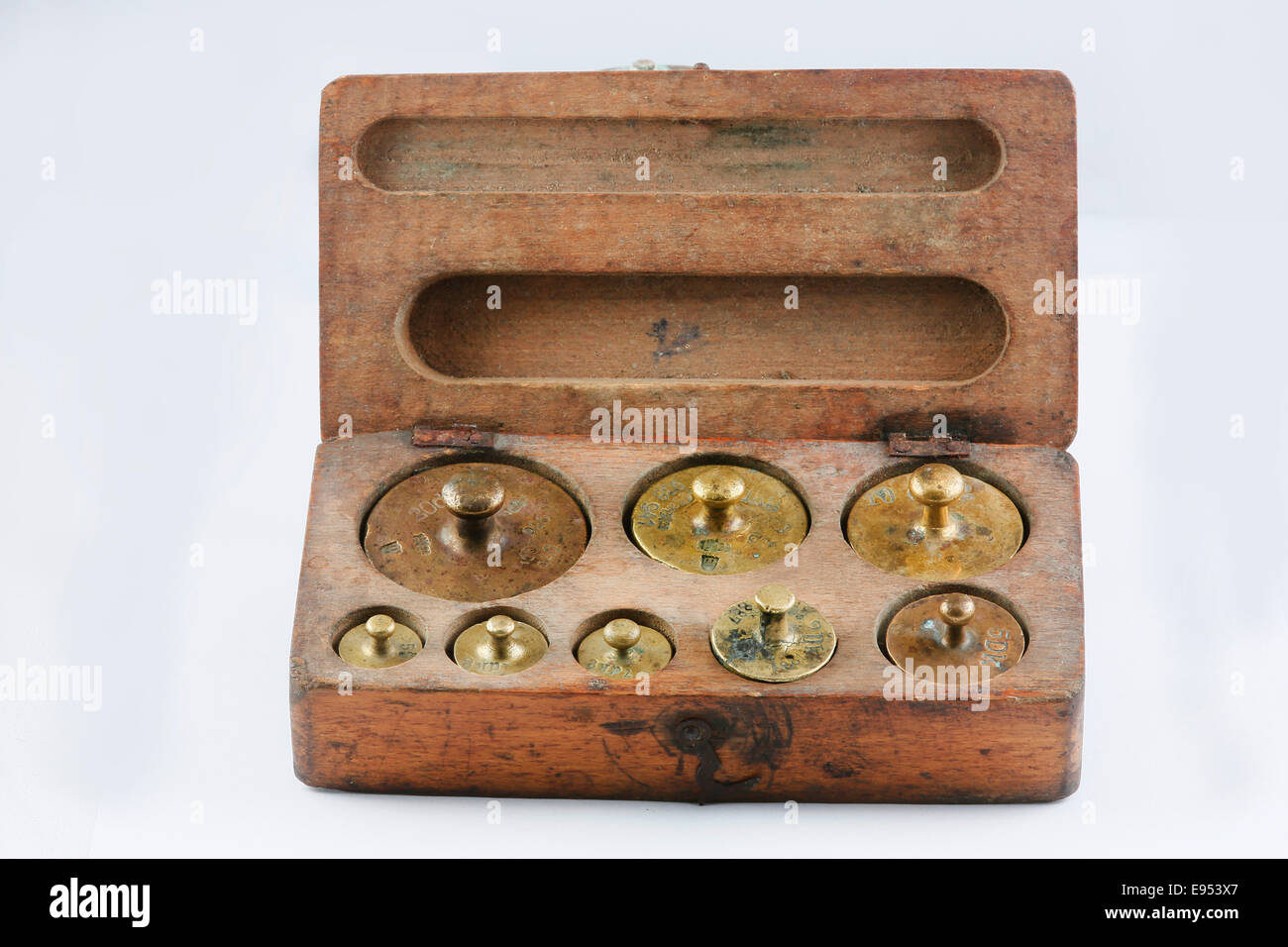 Alte Messing Gewichte in Holzkiste mit Deckel Stockfoto