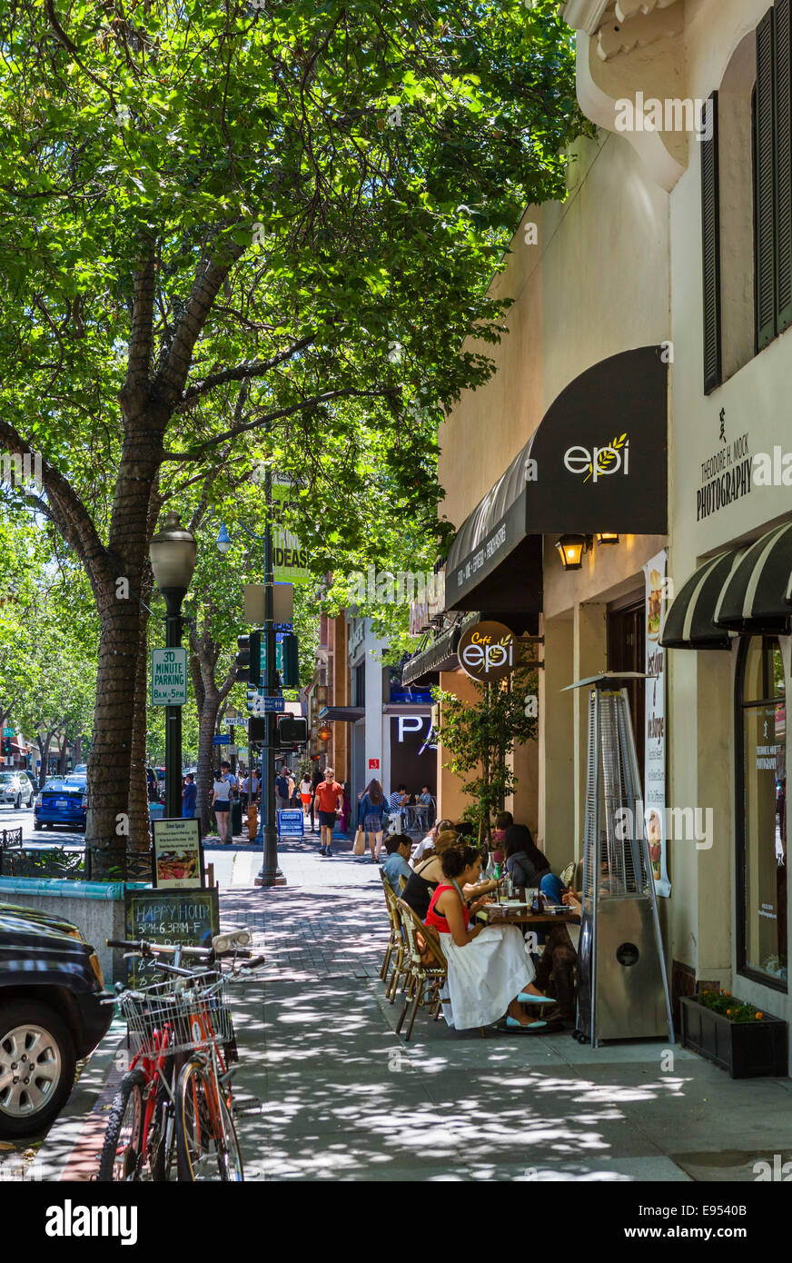 Café und Geschäfte auf der University Avenue in der Innenstadt von Palo Alto, Santa Clara County, Kalifornien, USA Stockfoto