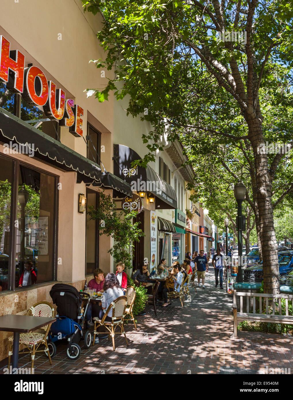 Cafés und Geschäfte auf der University Avenue in der Innenstadt von Palo Alto, Santa Clara County, Kalifornien, USA Stockfoto