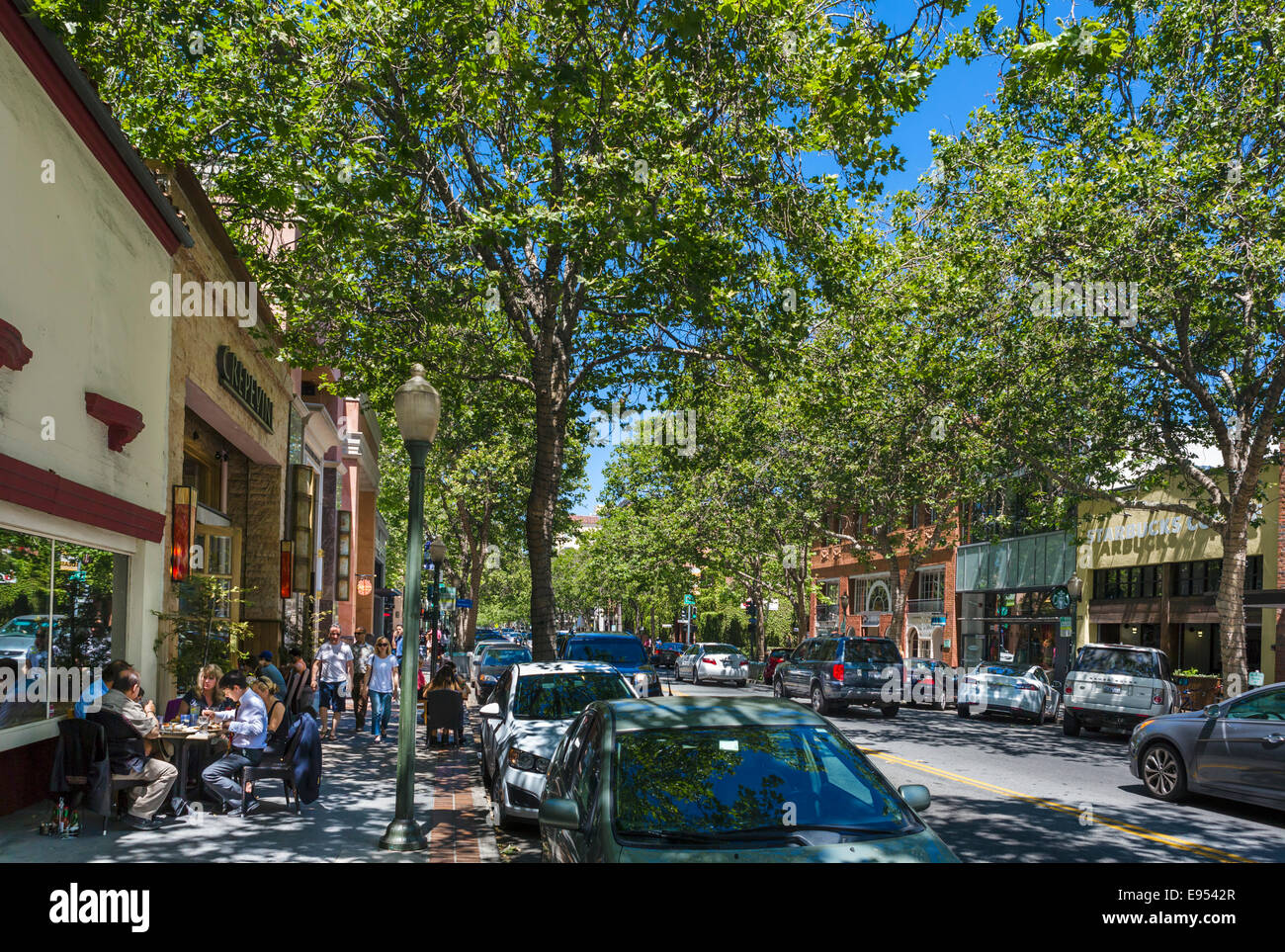 Restaurants und Geschäfte auf der University Avenue in der Innenstadt von Palo Alto, Santa Clara County, Kalifornien, USA Stockfoto