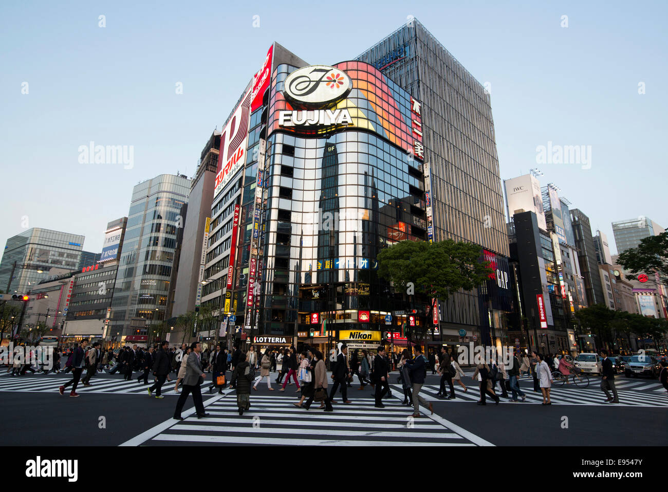 Straße überqueren und Einkaufszentren, Ginza, Tokio, Japan Stockfoto