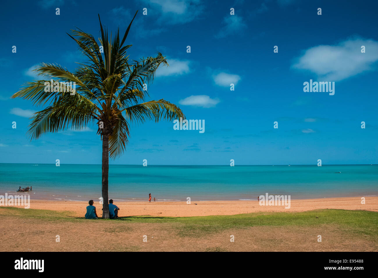 Touristen unter einer Palme, Stadt Strand, Broome, Western Australia Stockfoto