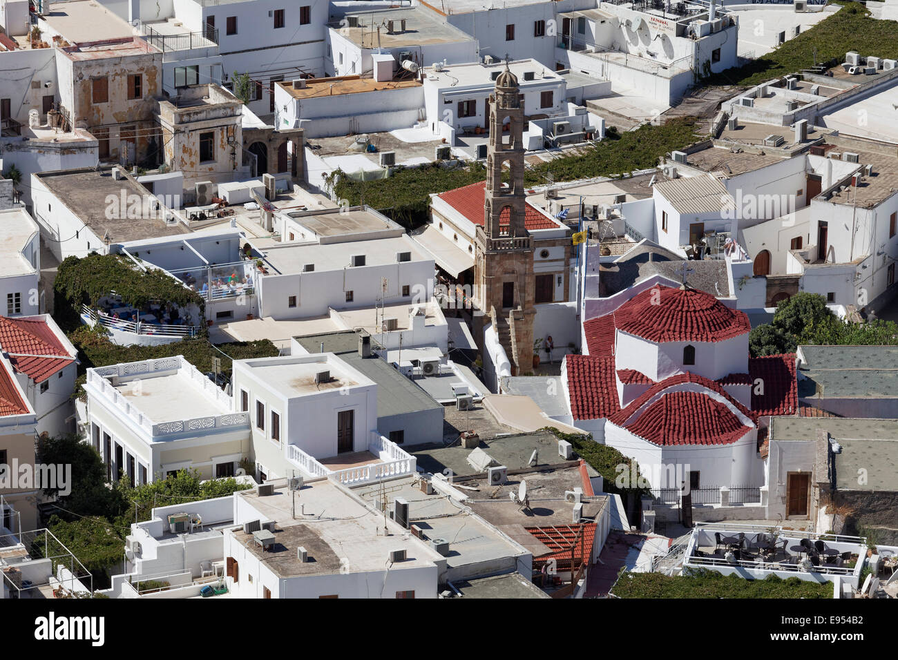 Dächer der Stadt Lindos mit Panagia Kirche, Rhodos, Dodekanes Insel, Griechenland Stockfoto
