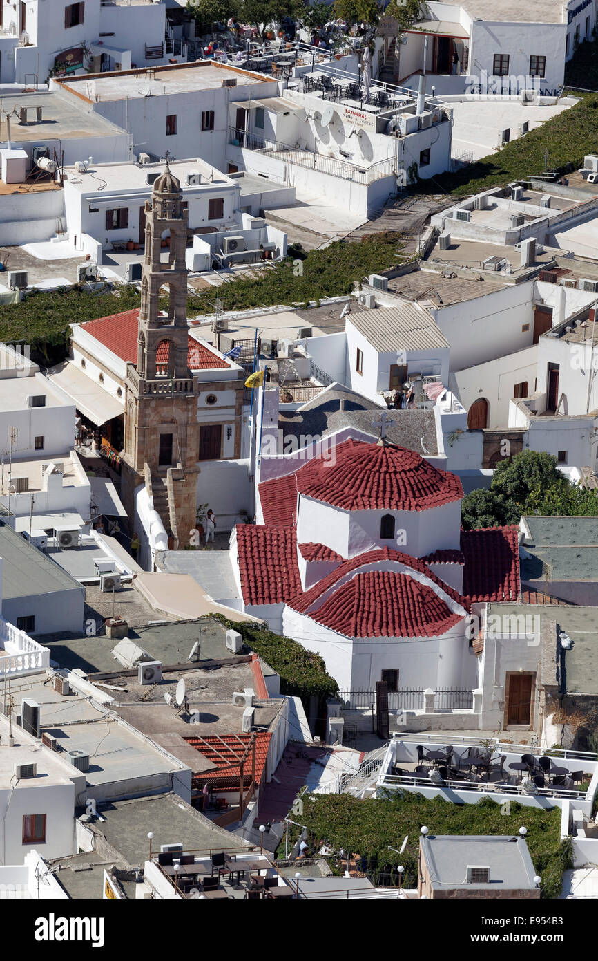 Dächer der Stadt Lindos mit Panagia Kirche, Rhodos, Dodekanes Insel, Griechenland Stockfoto