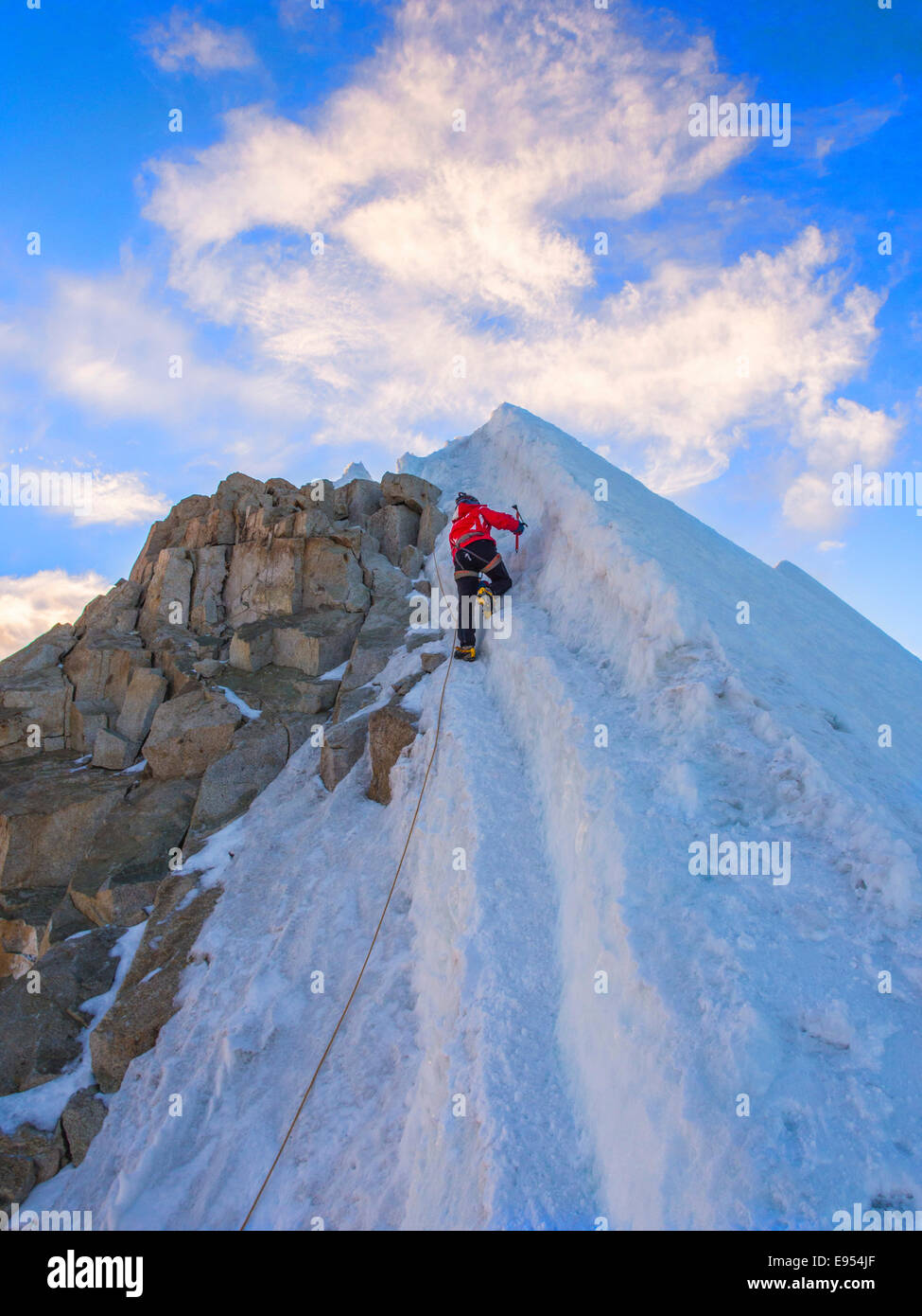 Paketschnur Alpinist Klettern, Berg Huayna Potosi, Cordillera Real, Bolivien Stockfoto