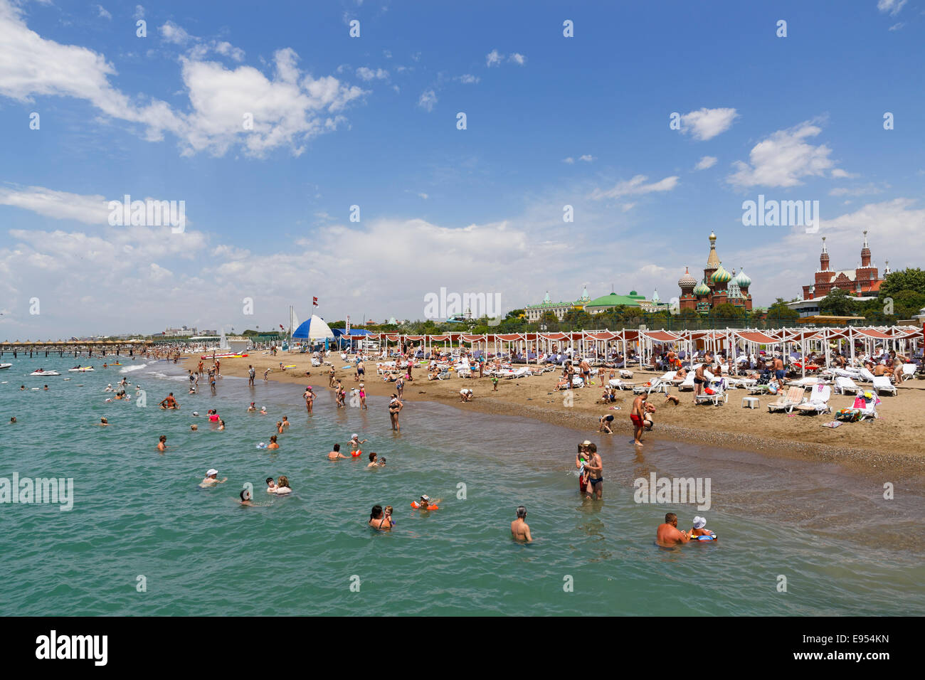 Strand mit dem Kremlin Palace Hotel Kundu, Aksu, türkische Riviera, Antalya Provinz, Mittelmeerraum, Türkei Stockfoto
