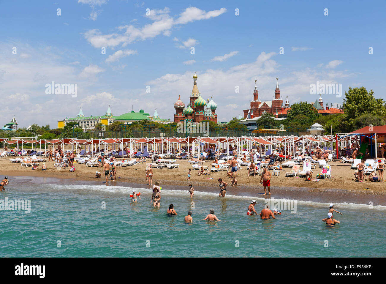 Strand mit dem Kremlin Palace Hotel Kundu, Aksu, türkische Riviera, Antalya Provinz, Mittelmeerraum, Türkei Stockfoto