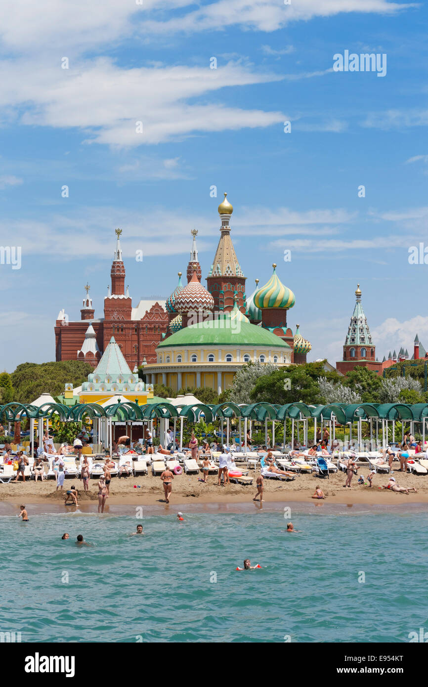 Strand mit Kremlin Palace Hotel und eine Nachbildung der Kreml, Kundu, Aksu, türkische Riviera, Antalya Provinz, Mittelmeerraum Stockfoto