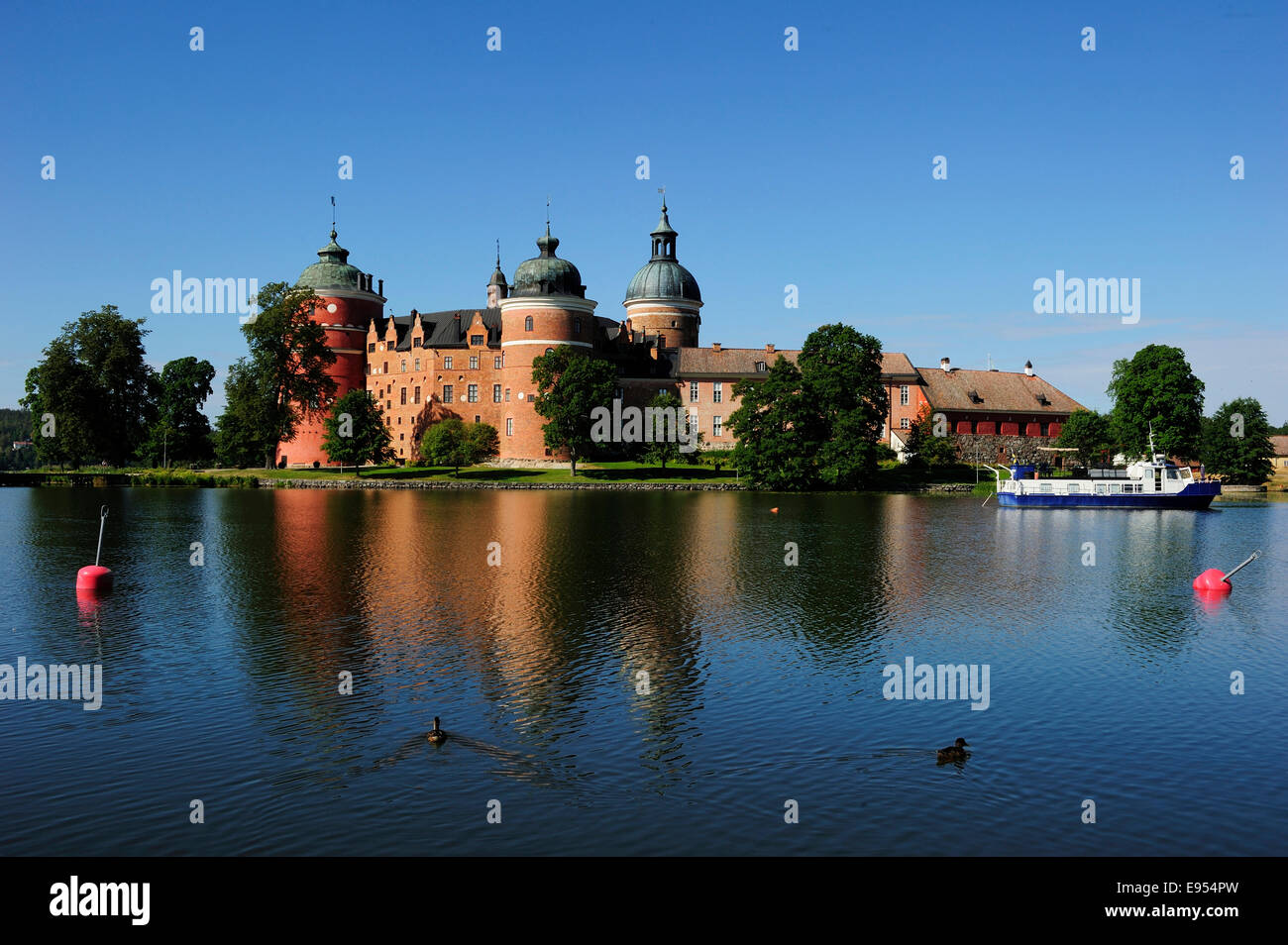 Das Schloss Gripsholm, mit Spiegelungen im Wasser, Mariefred, Schweden Stockfoto