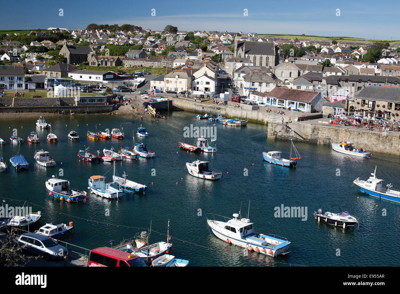 Porthleven Hafen mit kleinen Fischen und Vergnügen Boote, Kai und Stadt breitet sich hinter, Cornwall, England, UK. Stockfoto