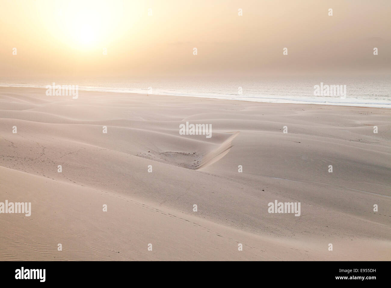 Sonne im Nebel des Meeres über den Sanddünen am Strand Praia de Chaves, an der Westküste der Insel Boa Vista Stockfoto