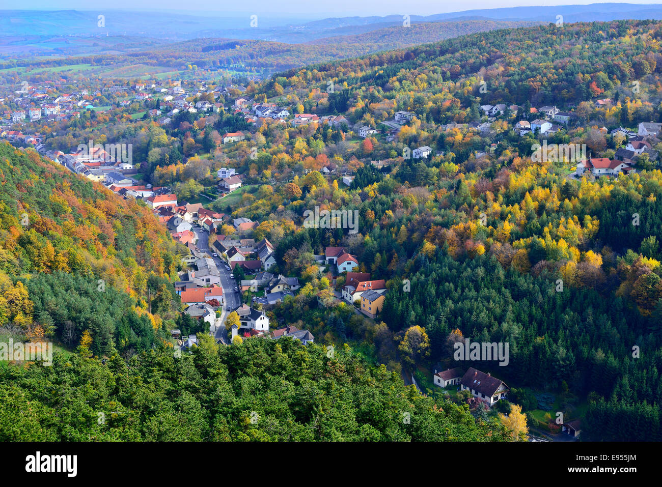 Stadtbild im Herbst, Forchtenstein, Burgenland, Österreich Stockfoto