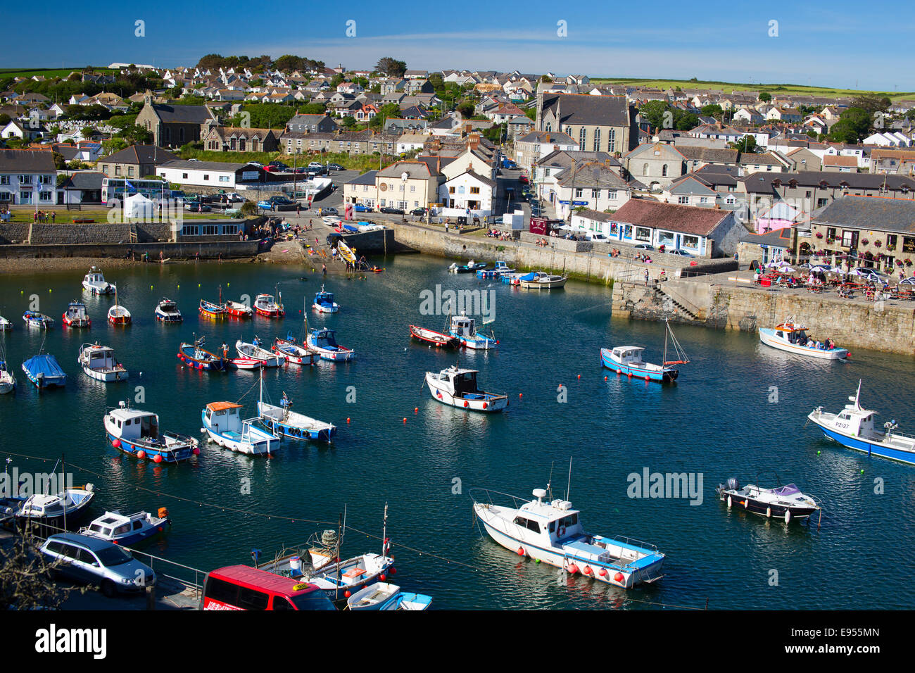 Porthleven Hafen mit kleinen Fischen und Vergnügen Boote, Kai und Stadt breitet sich hinter, Cornwall, England, UK. Stockfoto