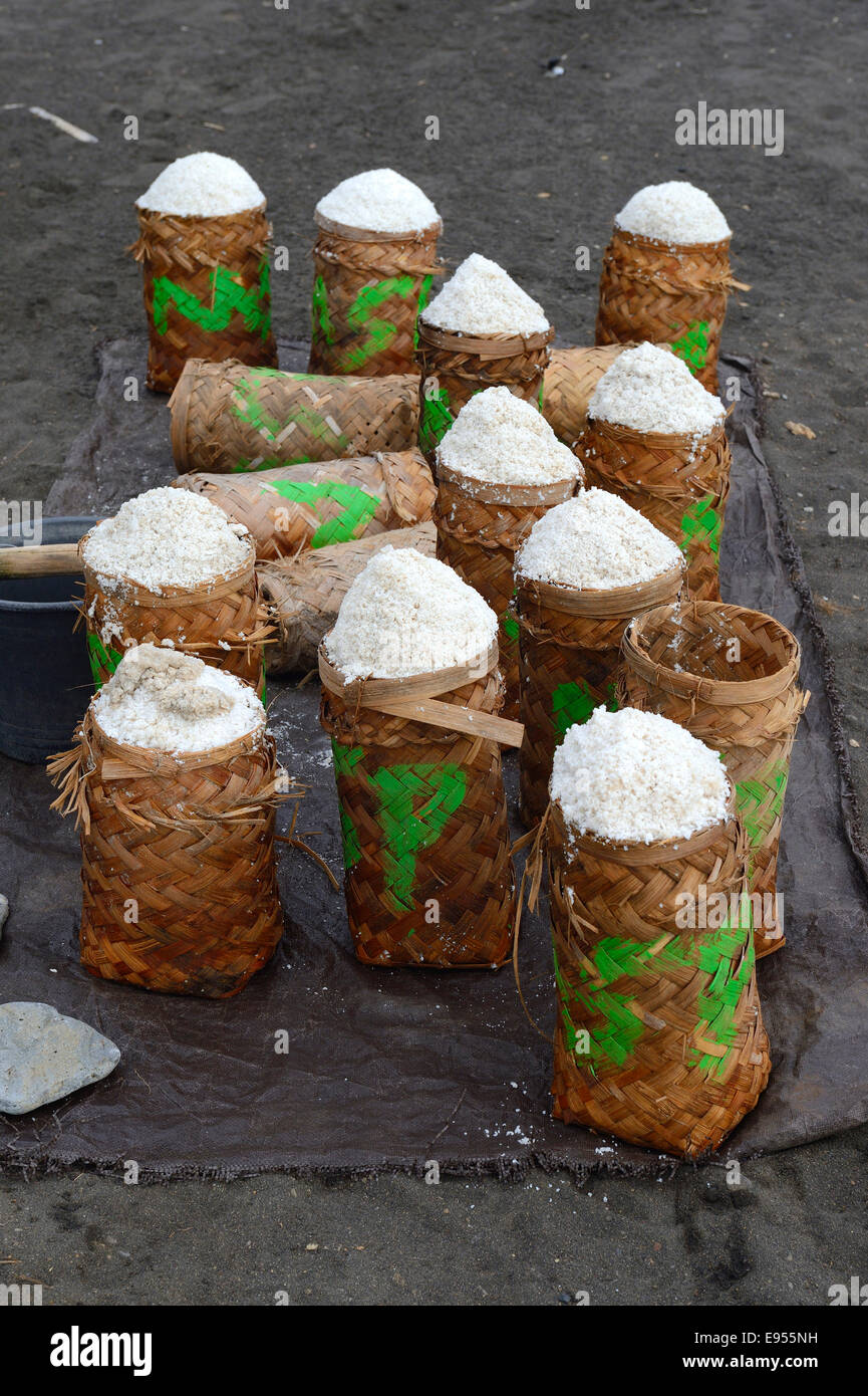 Geernteten Meersalz, verpackt, trocken, bekannt als Fleur de Sel, Nord Bali, Bali, Indonesien Stockfoto