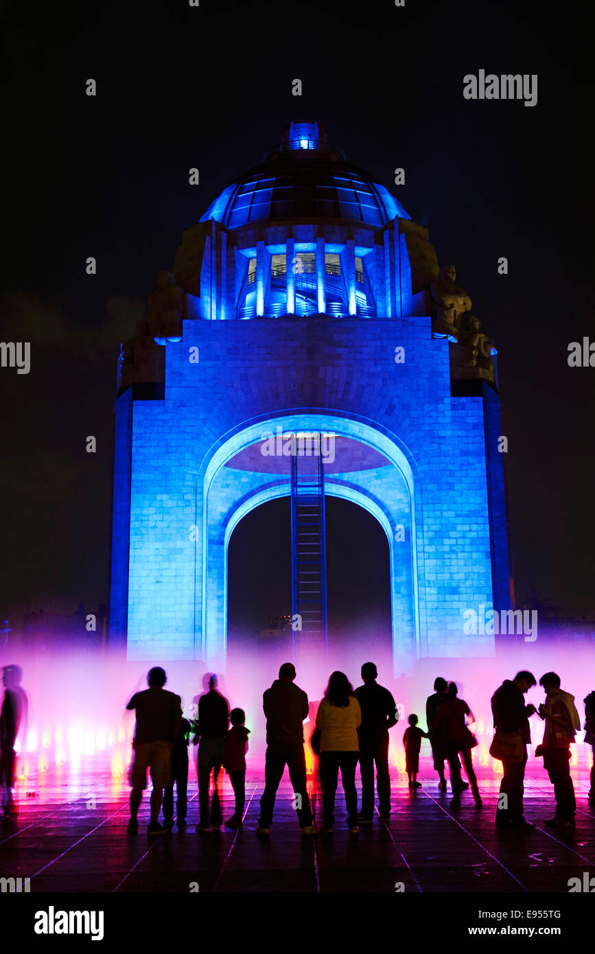 Leute beobachten die Lichtshow und Springbrunnen vor dem Denkmal für die Revolutión, Monumento a la Revolución, in der Nacht Stockfoto